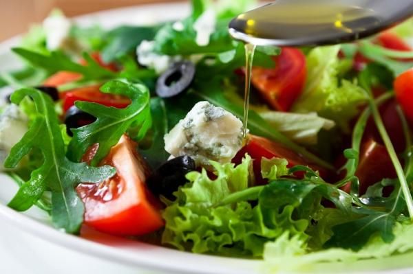 Salada Mediterrânea - mix de folhas, tomate cereja, queijo feta, azeitonas e azeite extra virgem, servida em bowl branco