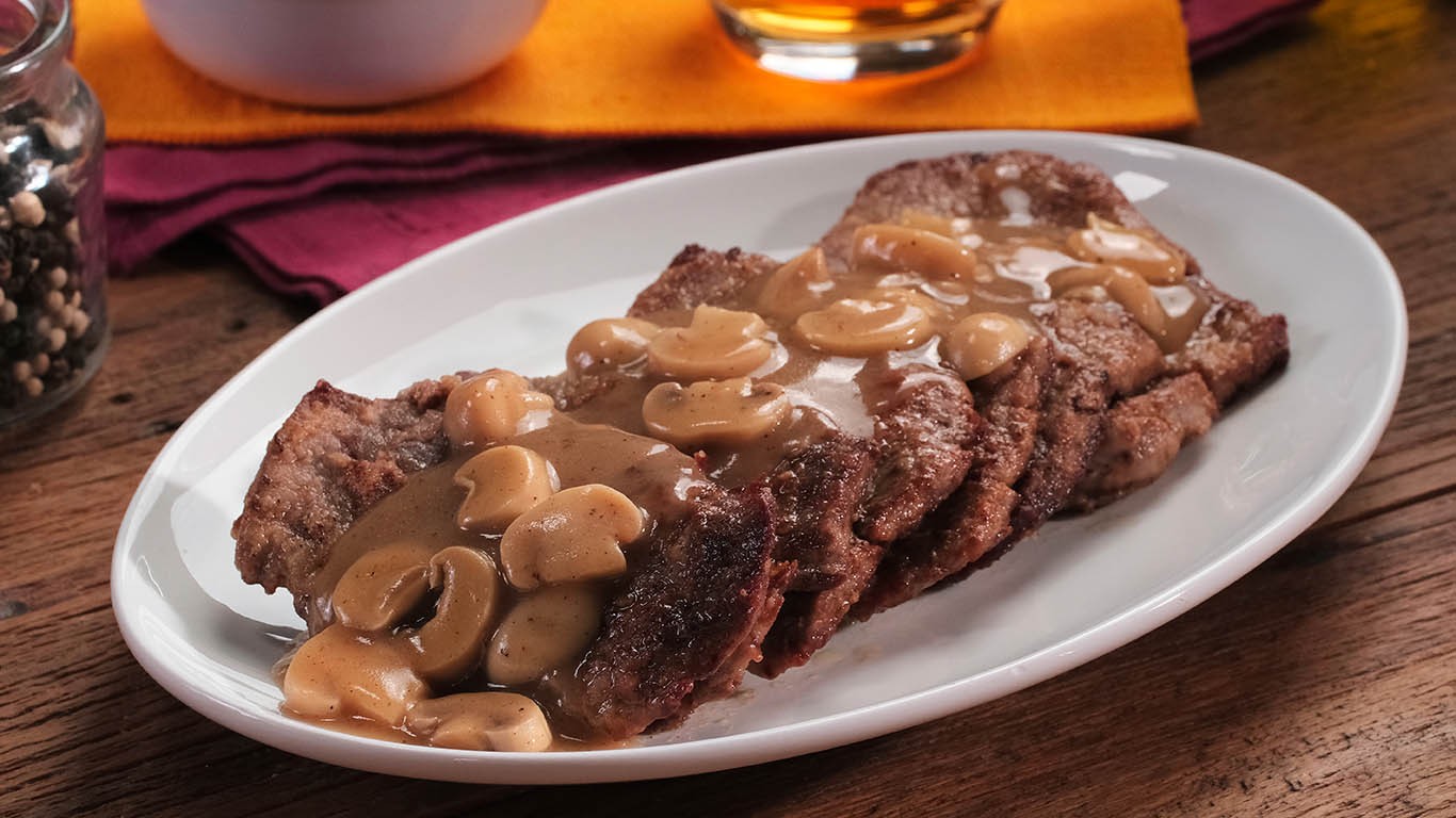 Filé ao Molho Madeira - filé mignon ao molho madeira com batatas, prato servido em travessa branca