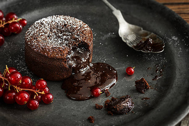 Petit Gâteau - bolinho de chocolate com recheio cremoso e sorvete de baunilha, servido em prato branco
