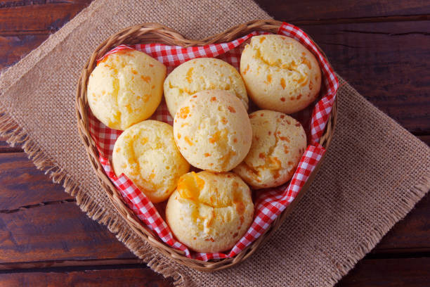 Pão de Queijo - pão de queijo mineiro, crocante por fora e macio por dentro, servido em cesta rústica